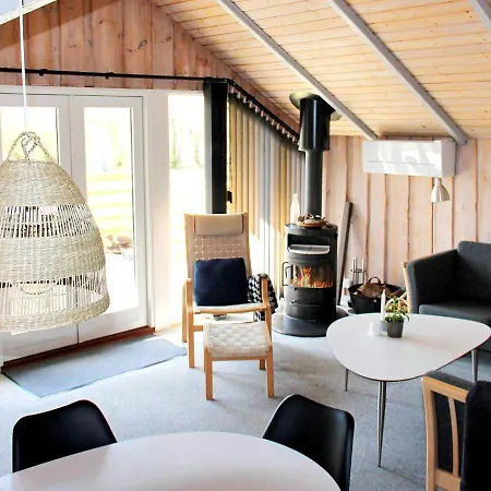 Three-bedroom Holiday In 103 *